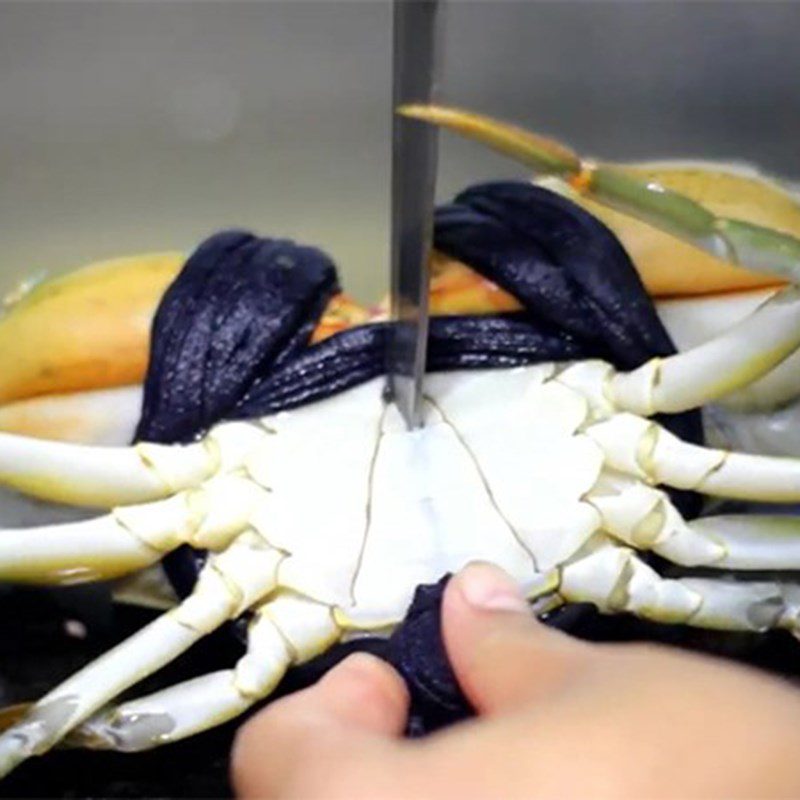 Step 1 Prepare the crabs for Perilla Crab Hotpot