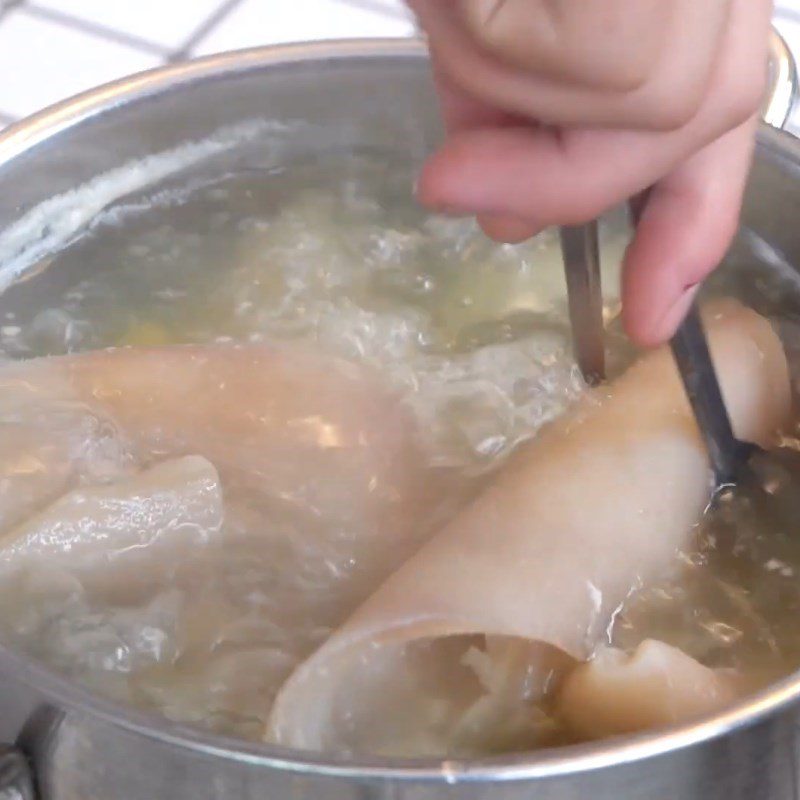 Step 1 Prepare pork skin for crispy fried pork skin using an air fryer (no drying needed)