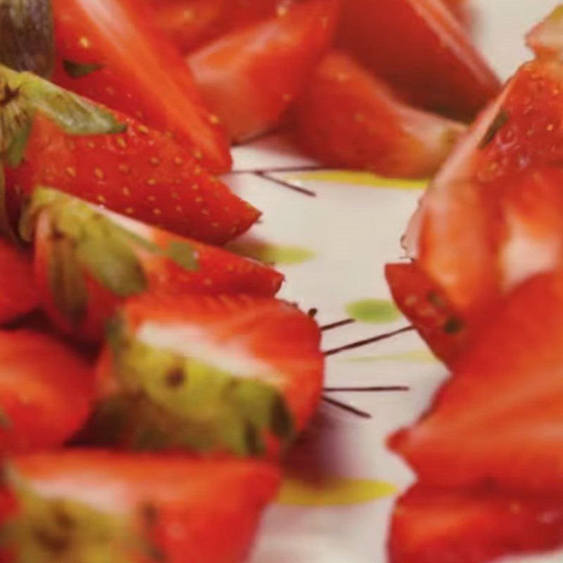 Step 1 Prepare strawberries for Fresh Strawberry Tart