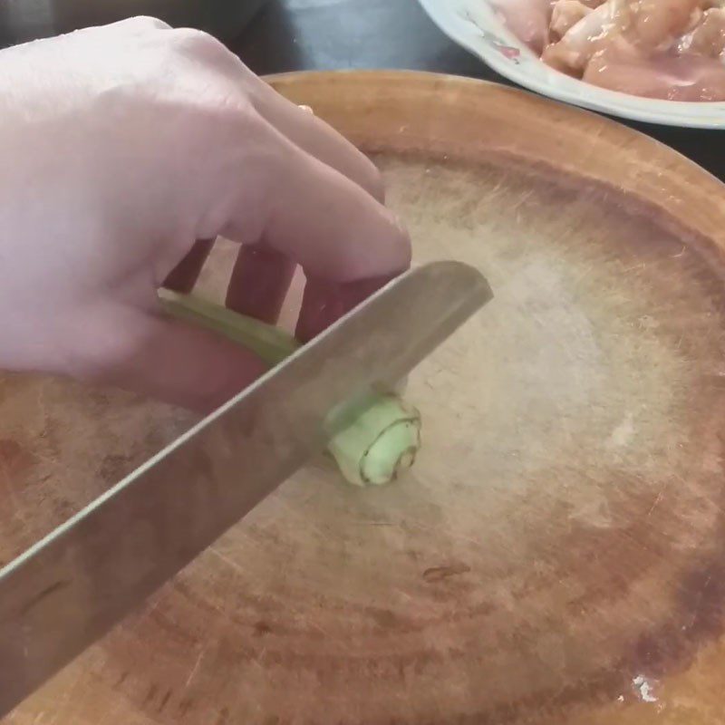 Step 2 Prepare the okra Chicken breast stir-fried with okra