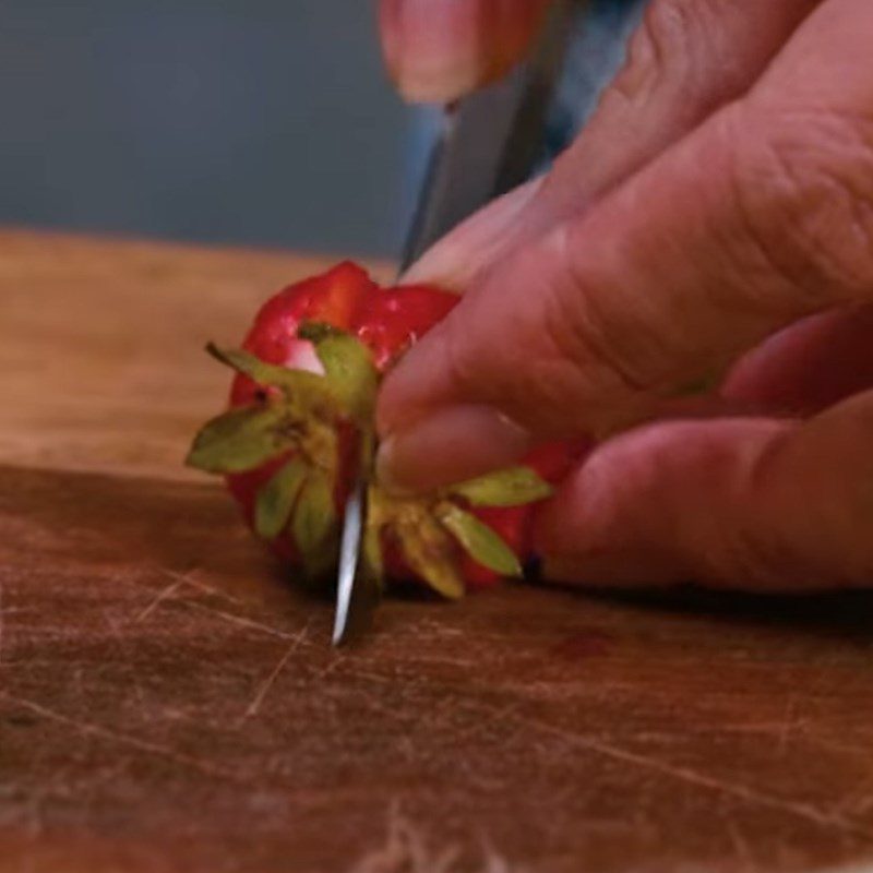 Step 1 Prepare strawberries for Fresh Strawberry Tart