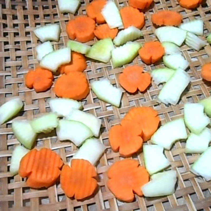 Step 2 Preparing papaya and carrot Central region pickled onion