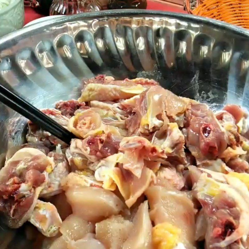 Step 1 Prepare the chicken Stir-fried chicken with onion