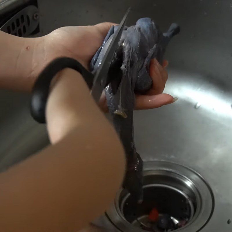 Step 1 Prepare the black chicken for black chicken porridge