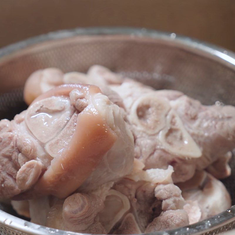 Step 1 Preparing the pig's trotter for Crab Noodle Soup without crabs