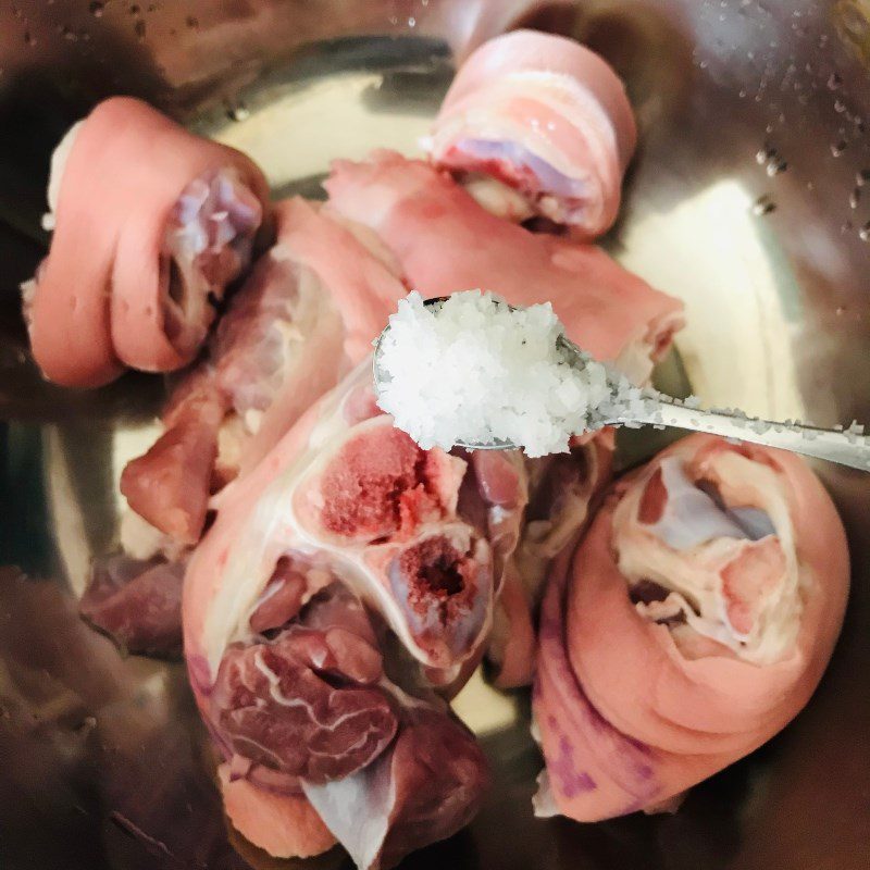 Step 1 Pre-processing the pork leg Pork Leg Lagu