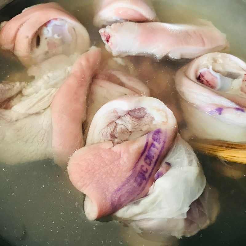 Step 1 Pre-processing the pork leg Pork Leg Lagu