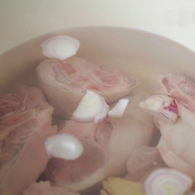 Step 1 Preparing the pig's trotter for Crab Noodle Soup without crabs