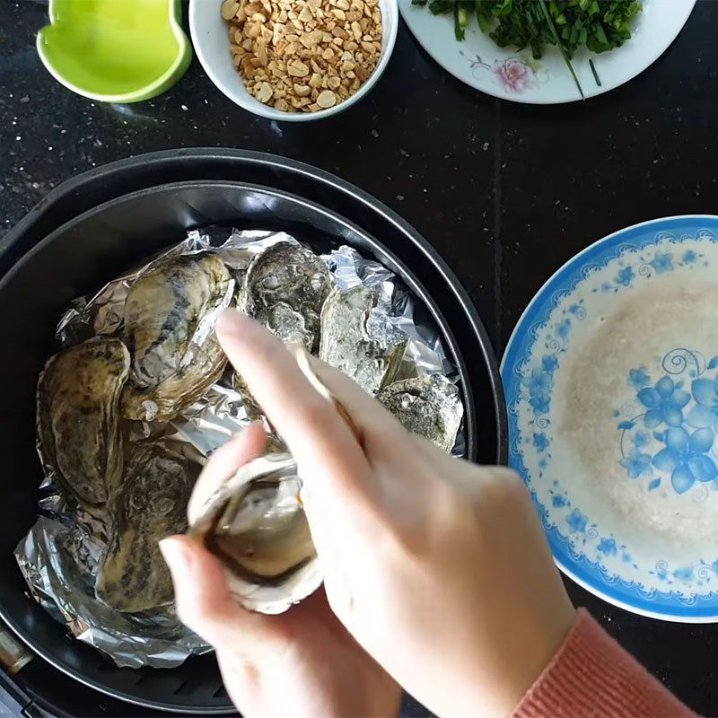 Step 1 Prepare the oysters for grilled oysters with onion fat using an air fryer