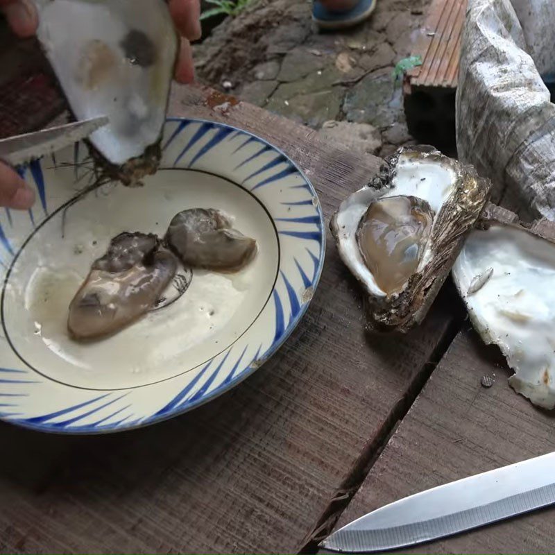 Step 1 Prepare the oysters for Stir-fried Oysters with Mushrooms