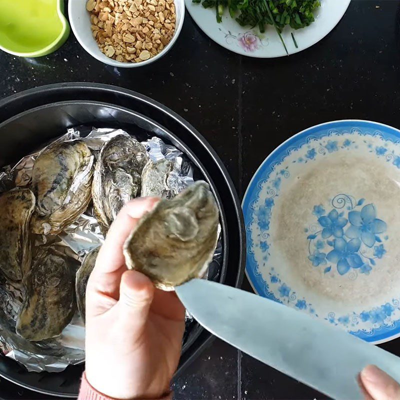 Step 1 Prepare the oysters for grilled oysters with onion fat using an air fryer