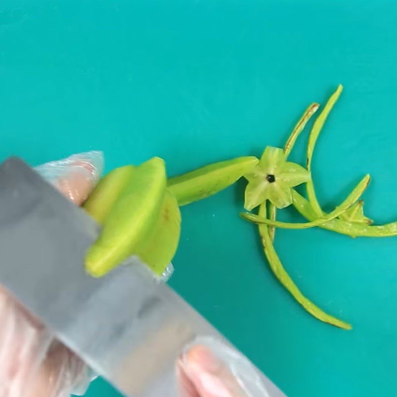 Step 1 Prepare the starfruit for Pickled Starfruit