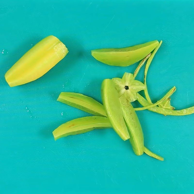 Step 1 Prepare the starfruit for Pickled Starfruit