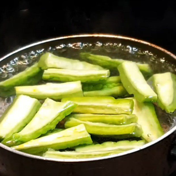 Step 1 Prepare the bitter melon Bitter melon cooked with fermented soybeans