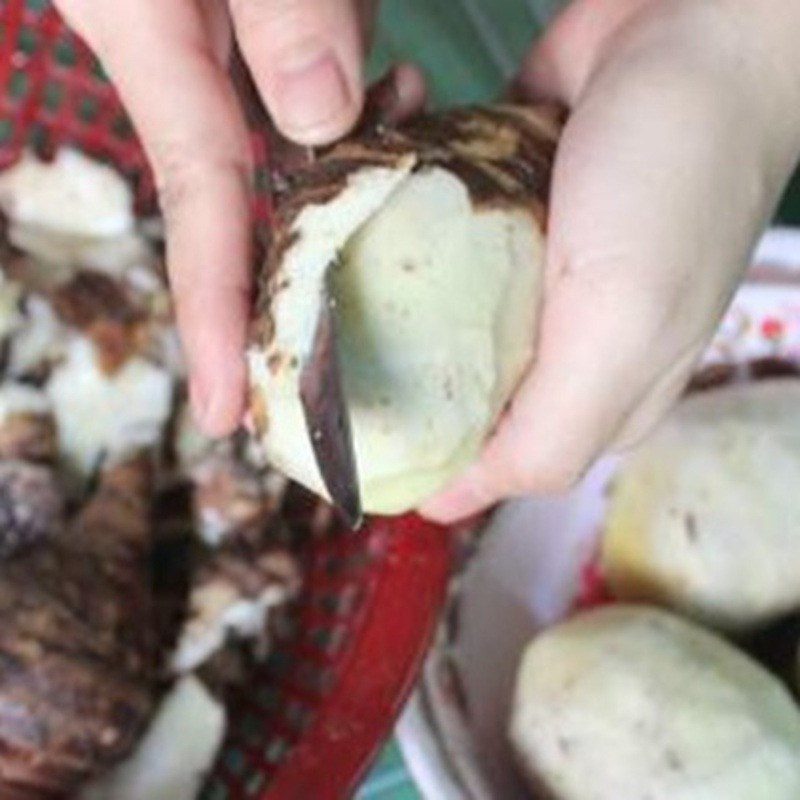 Step 1 Prepare the taro for Chè trôi nước with taro filling