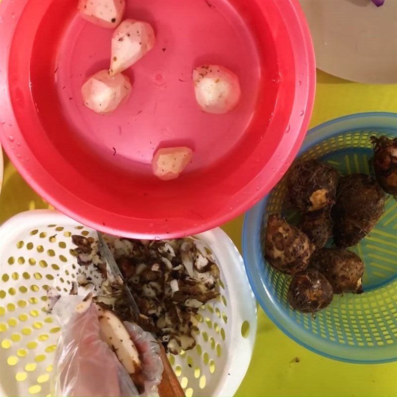 Step 1 Prepare the taro Taro Dessert with Tapioca Flour