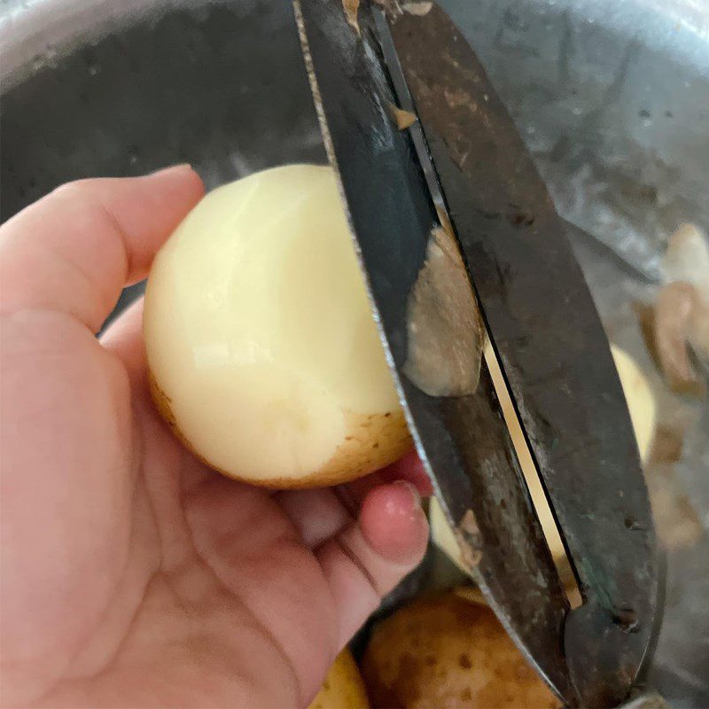 Step 1 Prepare the potatoes for Crispy French fries without flour