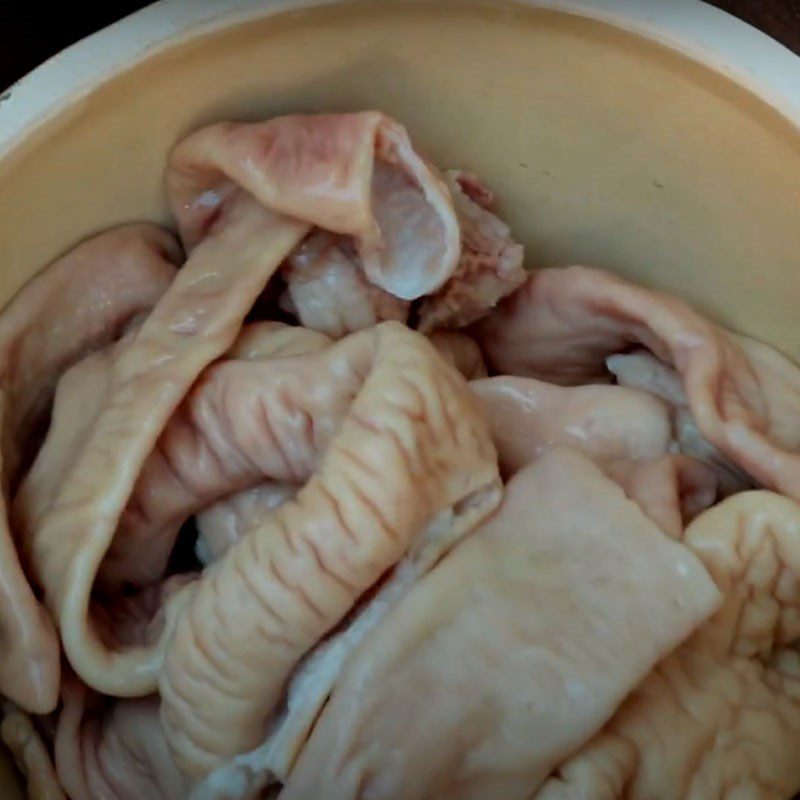 Step 1 Prepare the pork intestines Grilled pork intestines with turmeric