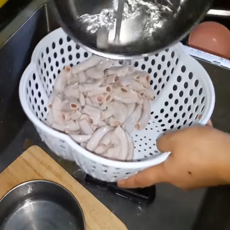 Step 3 Clean pork intestines Pork intestine hot pot (pork intestines)