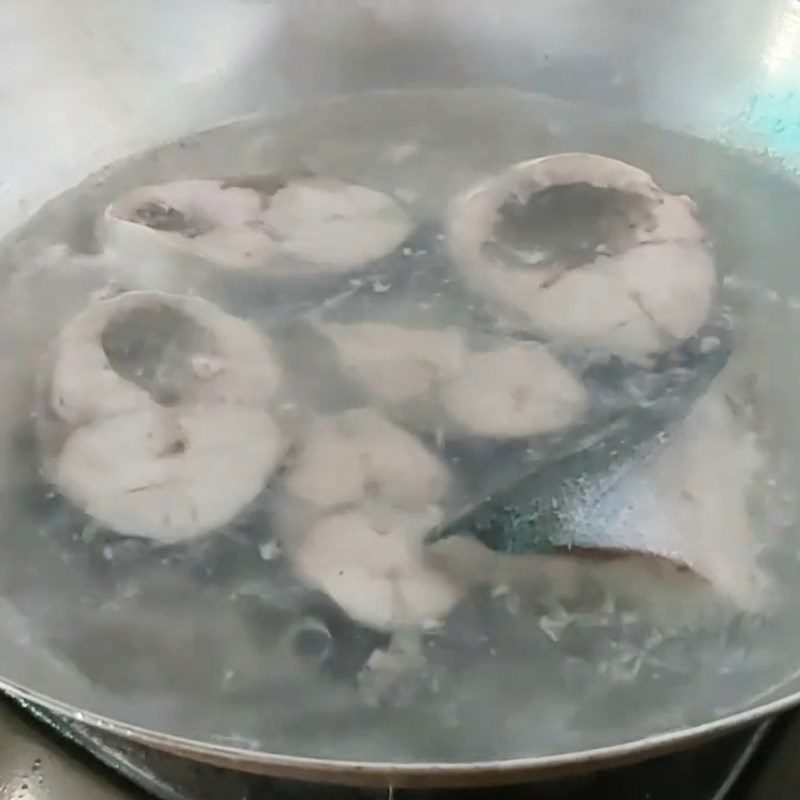 Step 1 Prepare, boil, and debone the cam fish for Fish Porridge with Cam and Onion