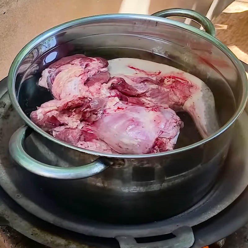 Step 1 Prepare beef tongue Beef tongue stewed with carrots
