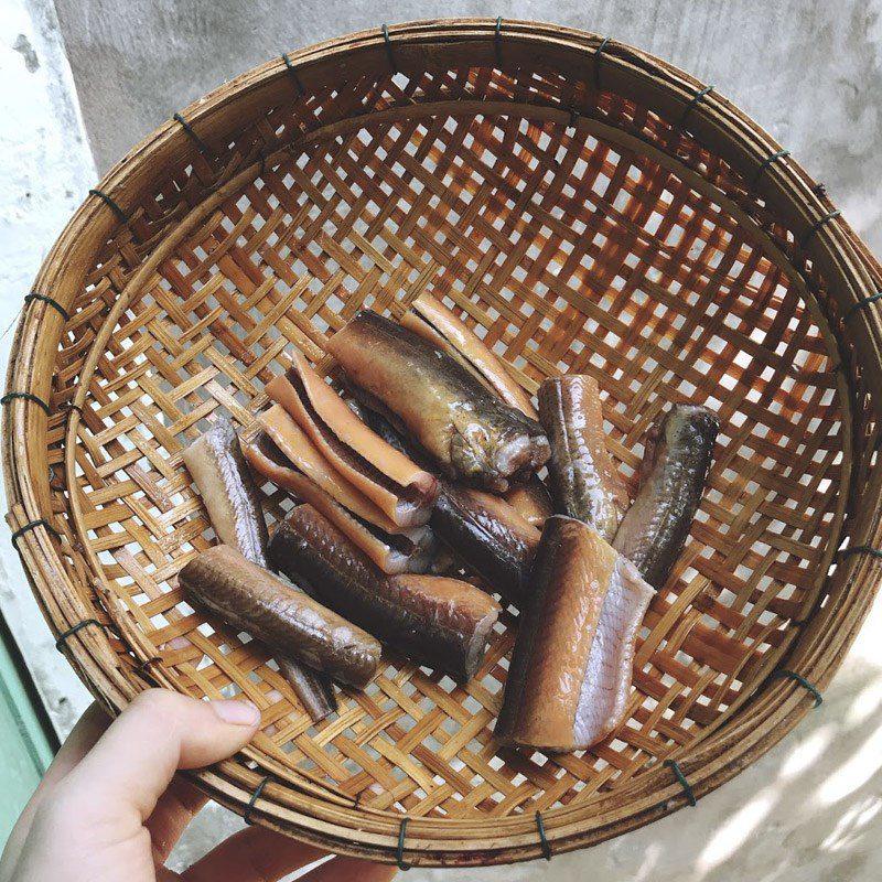 Step 1 Prepare the eel for Sour Eel Soup with Water Lily