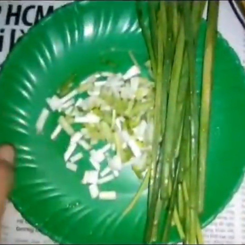 Step 1 Prepare dried bamboo shoots Dried bamboo shoots stir-fried with vegetarian pepper