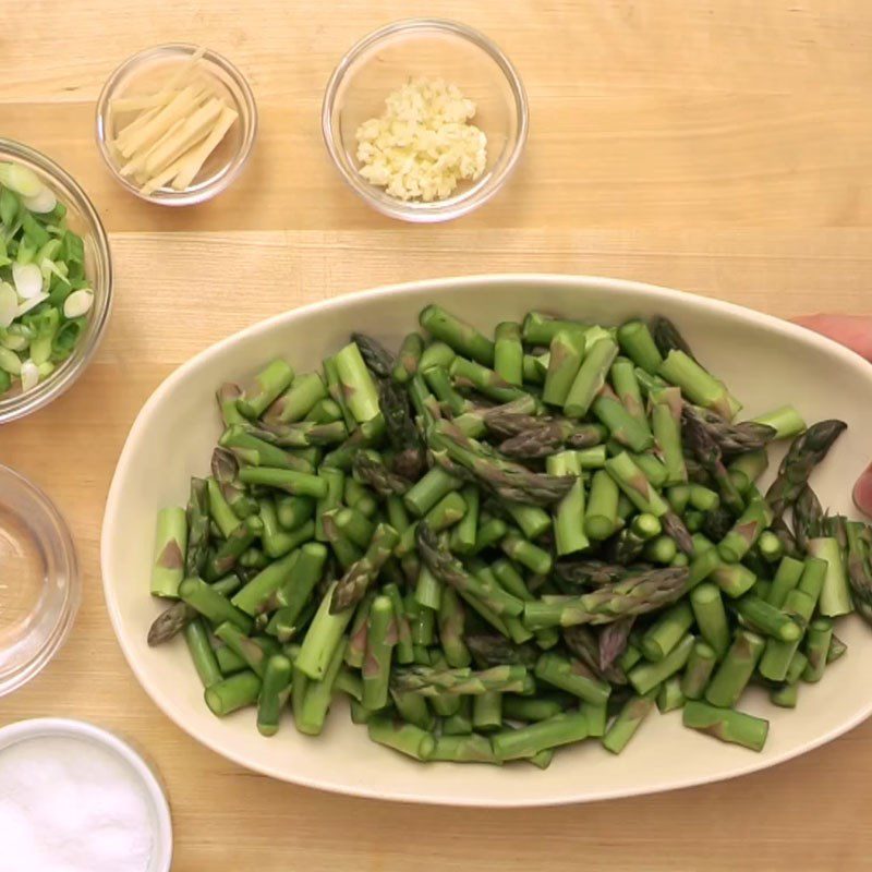 Step 2 Prepare the asparagus Chicken Breast Stir-fried with Asparagus
