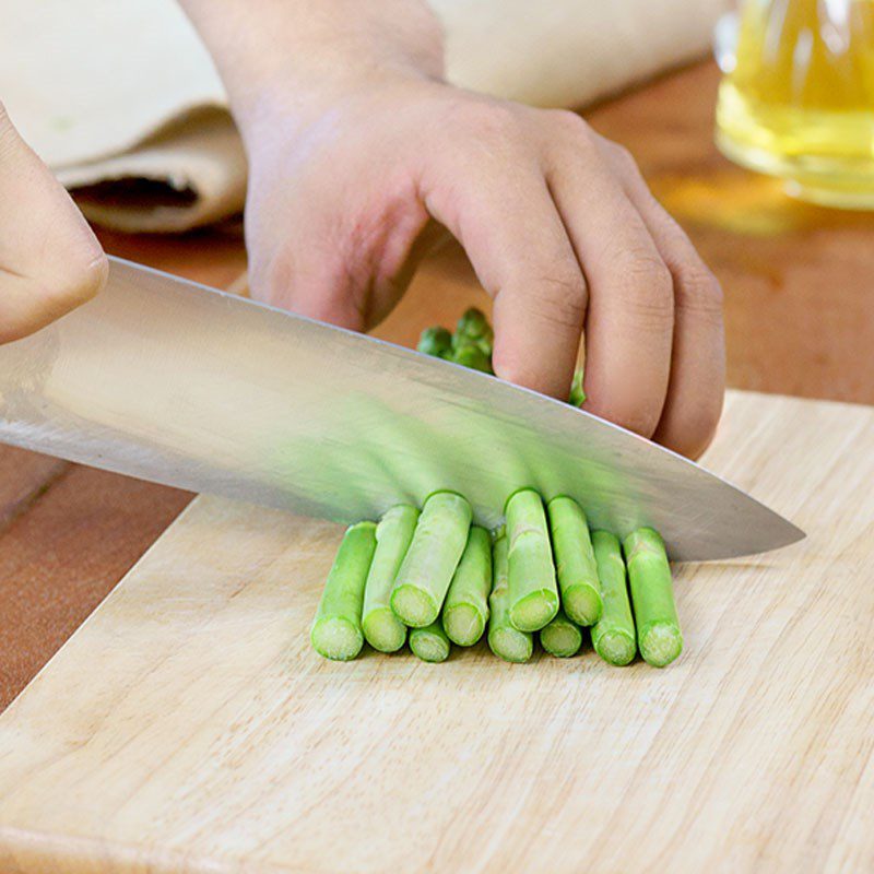 Step 2 Prepare the asparagus Chicken Breast Stir-fried with Asparagus