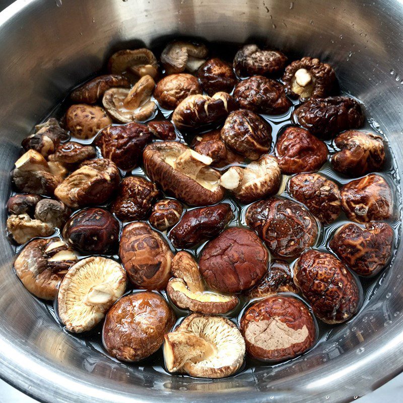Step 1 Prepare the mushrooms for Fragrant Braised Shiitake Mushrooms