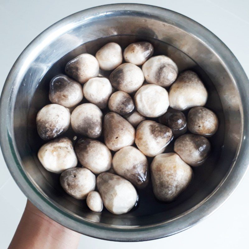 Step 2 Preparing straw mushrooms Steamed eggs with straw mushrooms and minced meat