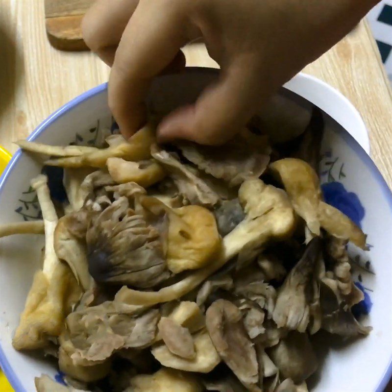 Step 1 Prepare the mushrooms and onion Steamed Eggs with Straw Mushrooms and Salted Duck Eggs