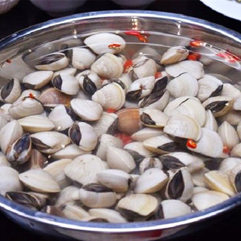 Step 1 Preparing clams for Clam Udon Noodles