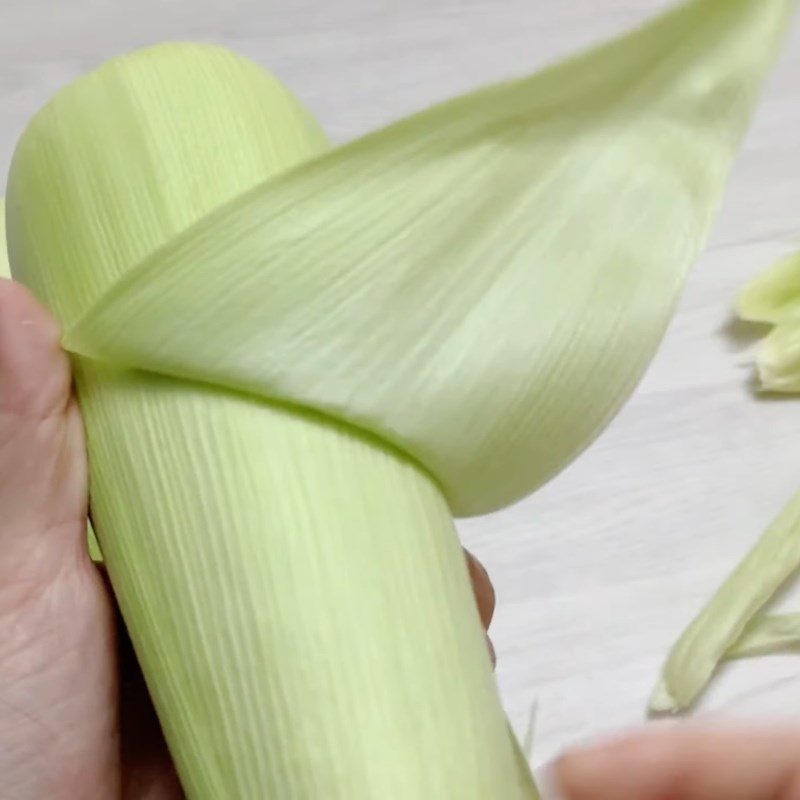 Step 1 Prepare the corn for boiling corn with a pressure cooker