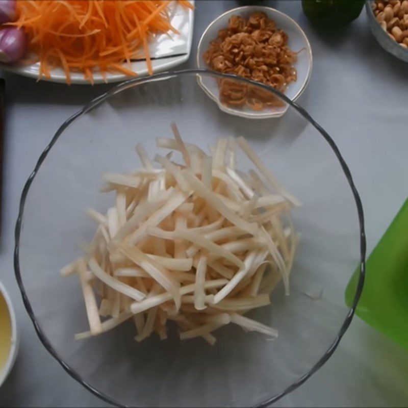 Step 1 Preliminary processing of lotus stem Lotus Stem Salad with Shrimp and Squid (Seafood)