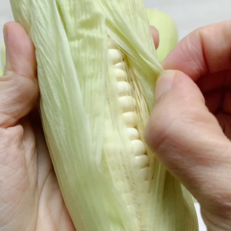 Step 1 Prepare the corn for boiling corn with a pressure cooker