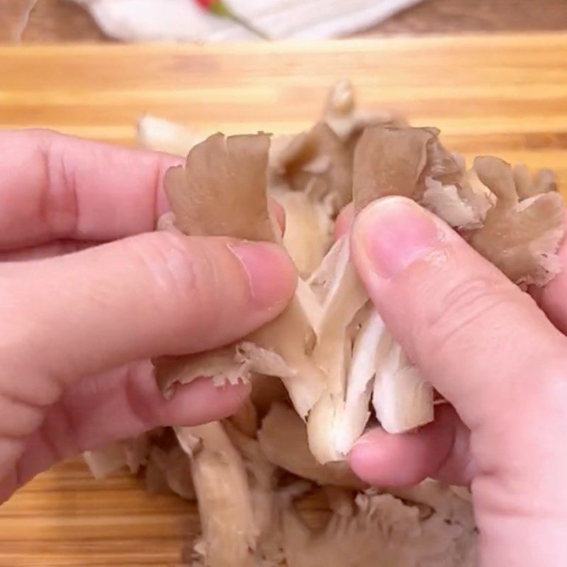 Step 1 Prepare the ingredients for Oyster Mushroom Salad