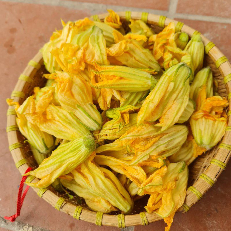 Step 1 Prepare the ingredients for Stuffed Pumpkin Flower Soup (Recipe shared by users)