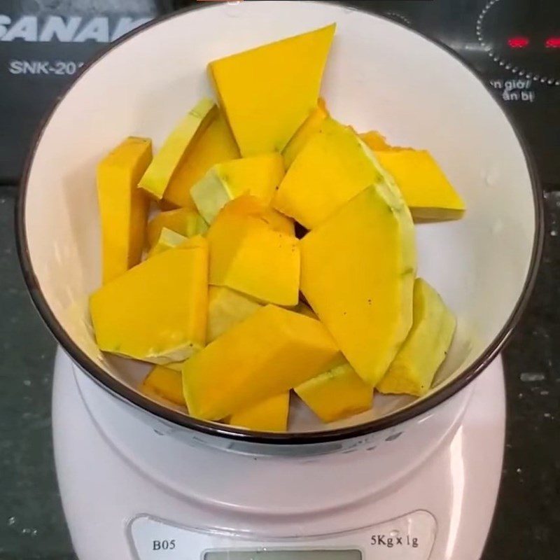 Bước 1 Sơ chế nguyên liệu Sữa hạt điều bí đỏ