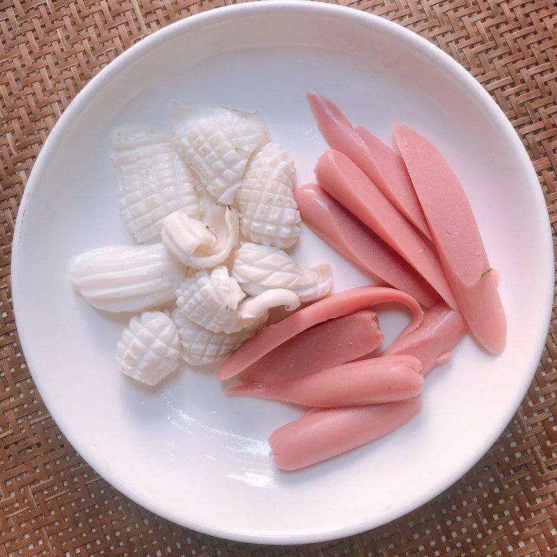 Step 1 Prepare the ingredients for Spicy Squid Noodles