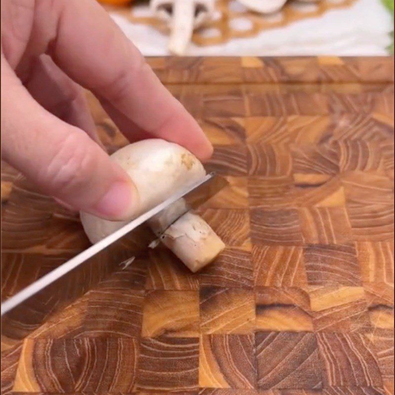 Step 1 Prepare the ingredients for stir-fried oyster mushrooms