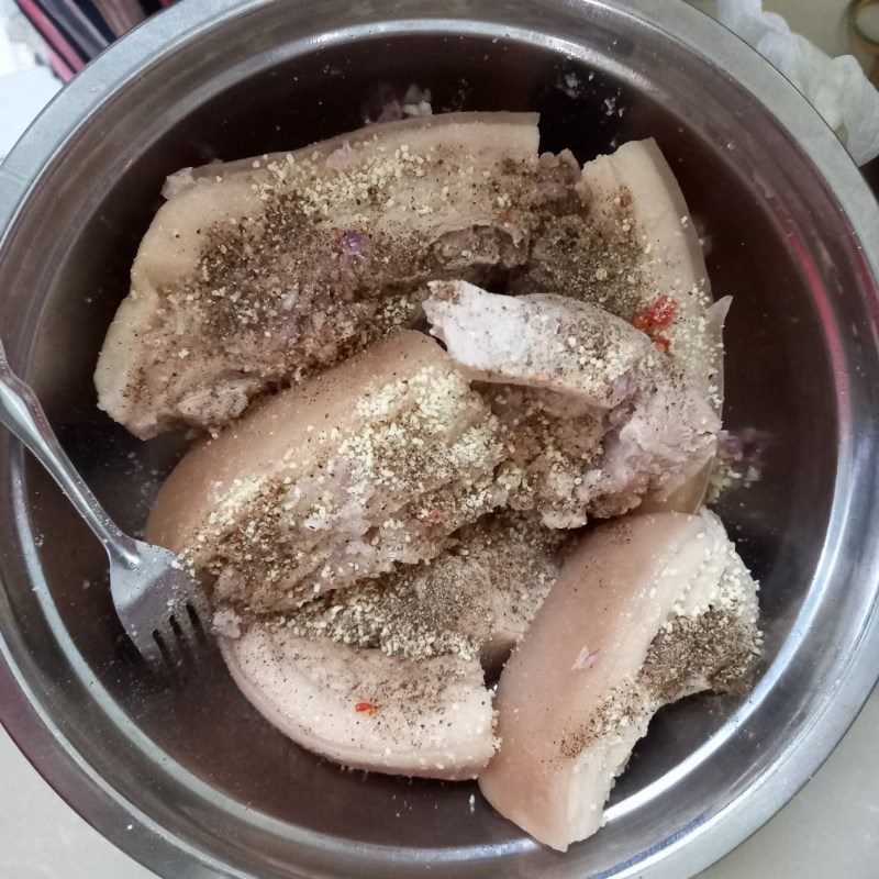 Step 1 Prepare the ingredients Fried Pork Belly with Fish Sauce (recipe shared by a user)