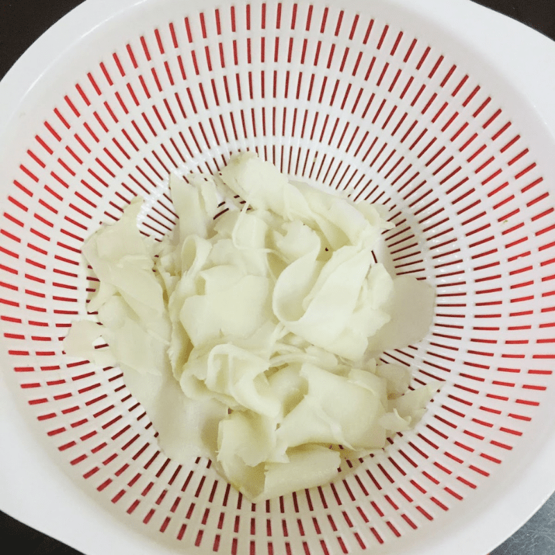 Step 1 Prepare the ingredients for sour bamboo shoots stir-fried with pork