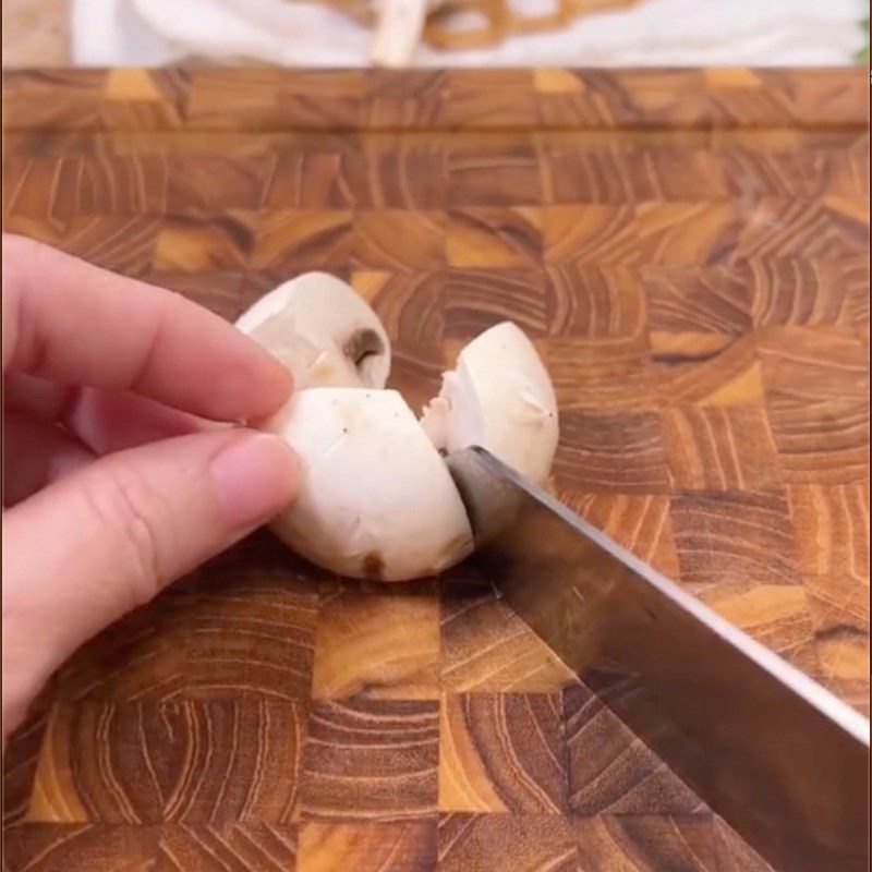 Step 1 Prepare the ingredients for stir-fried oyster mushrooms