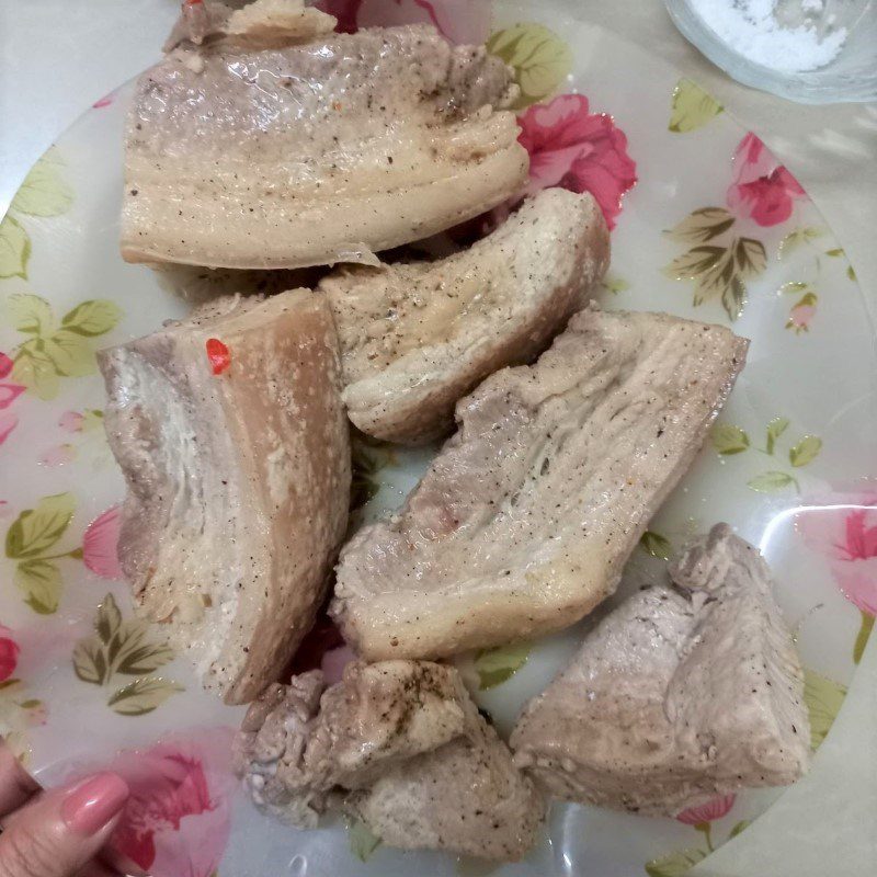 Step 1 Preparing the ingredients Fried pork belly with fish sauce (recipe shared by users)
