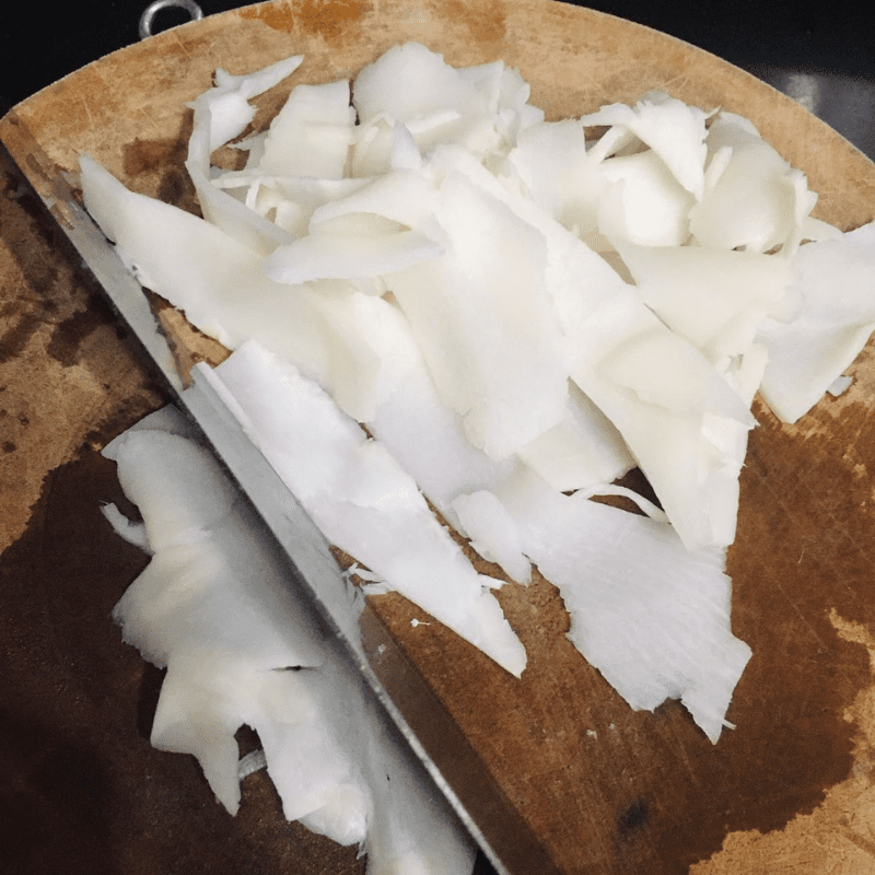 Step 1 Prepare the ingredients for sour bamboo shoots stir-fried with pork