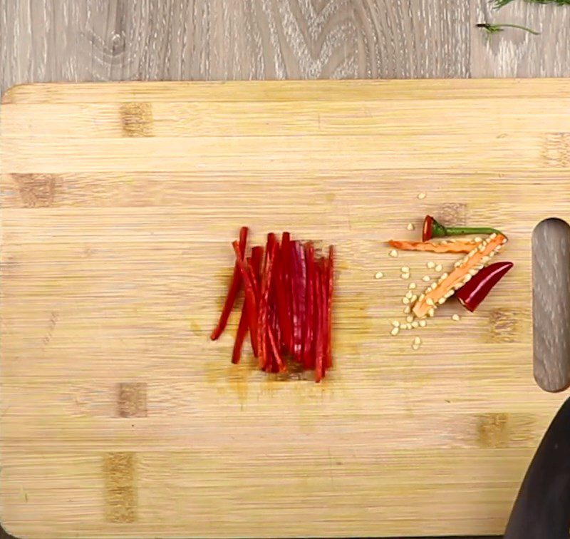 Step 1 Prepare the ingredients for Steamed Salmon with Soy Sauce