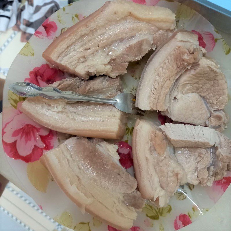 Step 1 Prepare the ingredients Fried Pork Belly with Fish Sauce (recipe shared by a user)