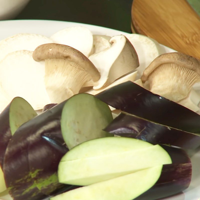 Step 1 Prepare the ingredients for vegetarian eggplant curry