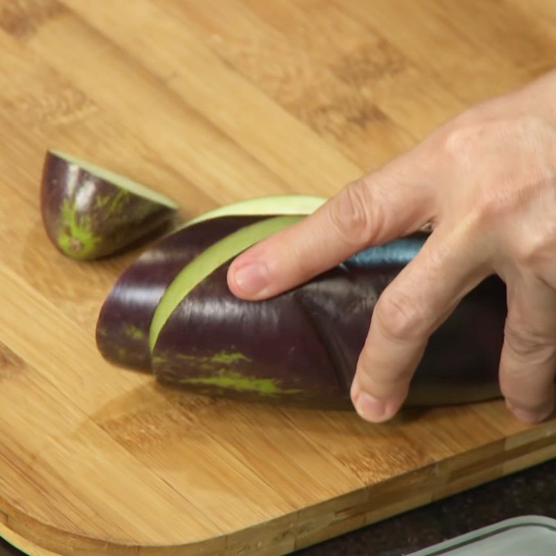 Step 1 Prepare the ingredients for vegetarian eggplant curry